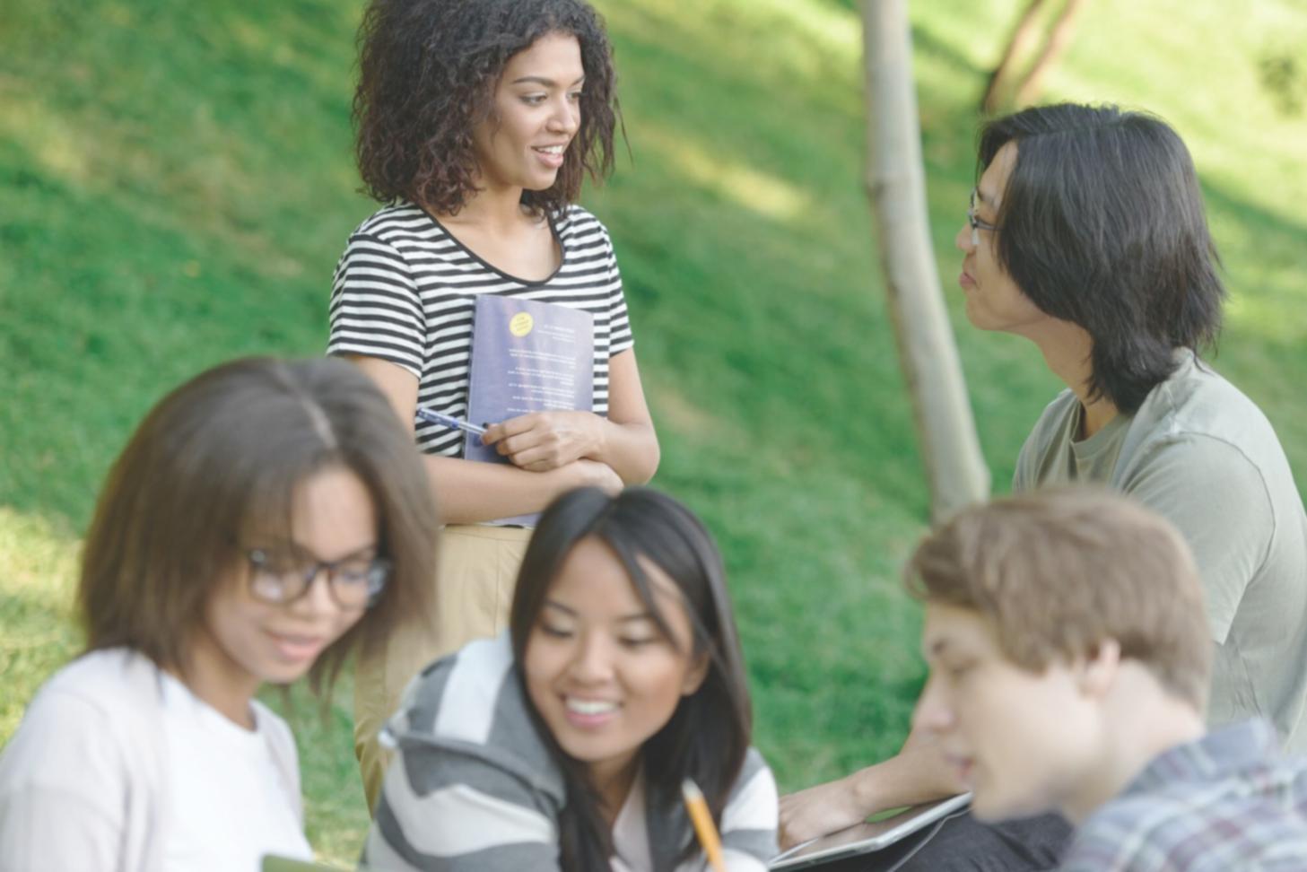 Estudiantes aprendiendo conceptos financieros básicos en una sesión práctica